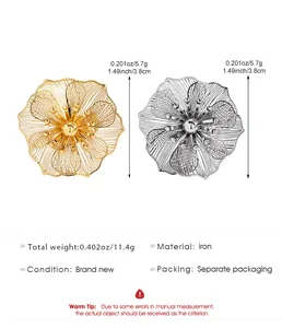Dettaglio di accessori a fiore in metallo oro e argento con info dimensioni