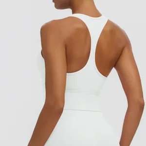 Vue arrière détaillée d'un soutien-gorge de sport blanc avec dos nageur pour le yoga.