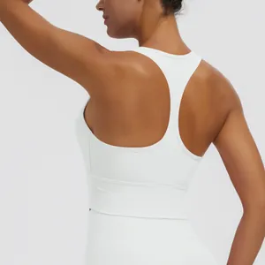Vue arrière détaillée d'un soutien-gorge de sport blanc à dos nageur pour le yoga