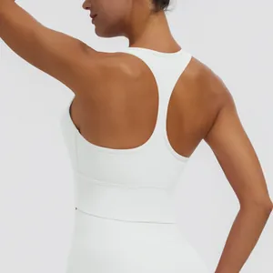 Vue arrière d'un soutien-gorge de sport blanc avec dos nageur et découpe.