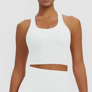 Gros plan d'un soutien-gorge de sport blanc dos nageur avec ourlet large pour le yoga.