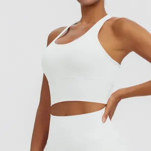 Gros plan sur un brassière de sport blanche dos nageur avec une bande de soutien large