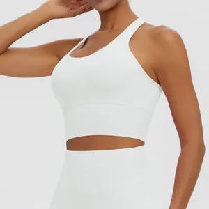 Gros plan détaillé sur une brassière de sport blanche et son legging de yoga assorti.
