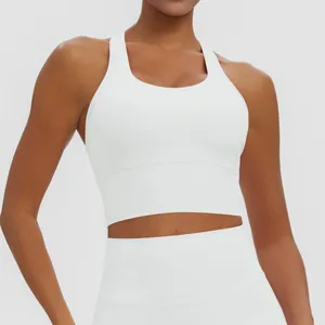Gros plan détaillé d'un soutien-gorge de sport blanc à dos nageur pour le yoga et le fitness