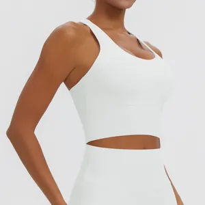 Gros plan d'un soutien-gorge de sport blanc à dos nageur en tissu à séchage rapide.