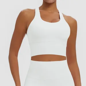 Vue détaillée du soutien-gorge de sport blanc à dos nageur en tissu respirant et doux