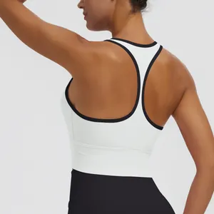 Vue arrière détaillée d'un soutien-gorge de sport blanc à dos nageur pour le yoga