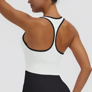 Vue détaillée du dos d'un soutien-gorge de sport blanc à séchage rapide et dos nageur