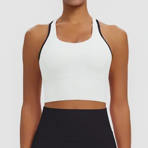 Détail de face d'un soutien-gorge de sport blanc à dos nageur et bords noirs