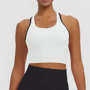 Détail d'un soutien-gorge de sport blanc à séchage rapide avec bord noir et bande