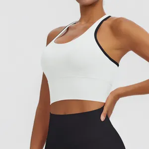Vue détaillée d'un soutien-gorge de sport blanc avec bordure et legging noir haut