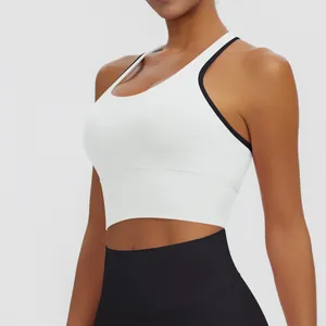 Détail du soutien-gorge de sport blanc avec bordure noire et tissu respirant rapide