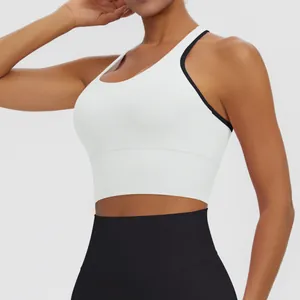 Détail d'un soutien-gorge de sport blanc à dos nageur avec bordure noire pour yoga