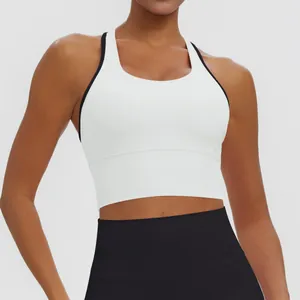 Gros plan d'une brassière de sport blanche avec bordure noire et coussinets amovibles