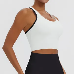 Vue détaillée d'un soutien-gorge de sport blanc avec bordure noire et bonnets rembourrés