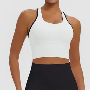 Gros plan d'un soutien-gorge de sport blanc avec bordure noire et coussinets amovibles.
