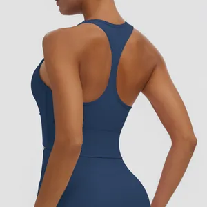 Vue détaillée du dos d'un soutien-gorge de sport bleu marine à dos nageur pour yoga.