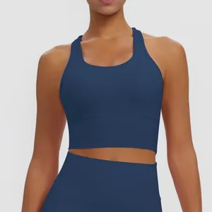 Brassière de sport bleu marine haut de gamme à dos nageur pour le yoga portée par un modèle