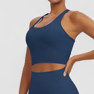 Gros plan d'un soutien-gorge de sport dos nageur bleu marine en tissu extensible à séchage rapide