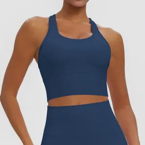 Détail d'un soutien-gorge de sport bleu marine avec rembourrage pour le yoga et fitness