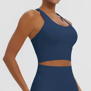 Vue latérale d'une brassière de sport bleu marine avec legging taille haute assorti.