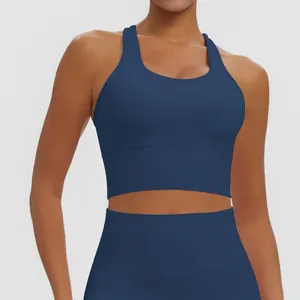 Gros plan d'un soutien-gorge de sport bleu marine avec dos nageur en tissu respirant.