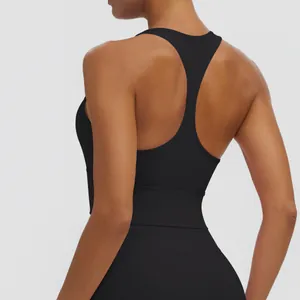 Vue détaillée d'un soutien-gorge de sport noir à dos nageur en tissu à séchage rapide