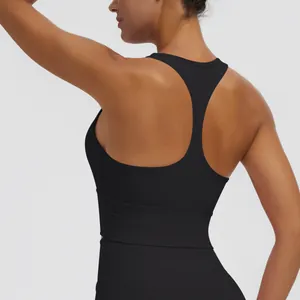 Gros plan sur le design du dos d'un soutien-gorge de sport noir à dos nageur