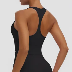 Détail arrière de la brassière de sport noire dos nageur montrant la coupe ajustée.