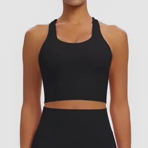 Vue détaillée de face d'un soutien-gorge de sport noir pour le yoga et le fitness