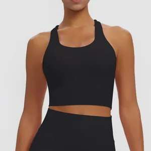 Vue détaillée d'un soutien-gorge de sport noir à dos nageur avec bande de maintien large
