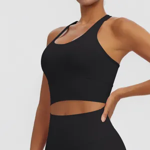 Vue détaillée du soutien-gorge de sport noir rembourré pour le yoga et le fitness.