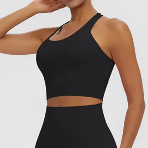 Vue détaillée d'un soutien-gorge de sport noir à dos nageur en tissu de compression séchage rapide