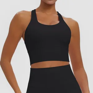 Détail montrant la coupe et la texture d'un soutien-gorge de sport noir à dos nageur.