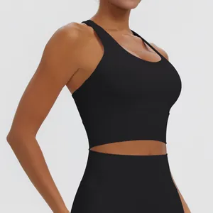 Vue latérale d'un soutien-gorge de sport noir à dos nageur pour le yoga et le fitness