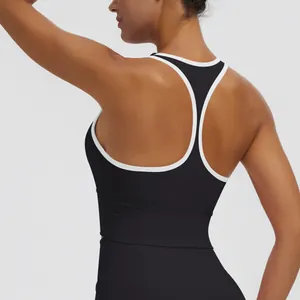 Vue arrière détaillée d'un soutien-gorge de sport noir à dos nageur avec liseré blanc.