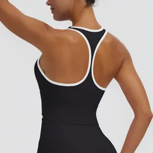 Vue arrière détaillée d'un soutien-gorge de sport noir à dos nageur avec liseré blanc