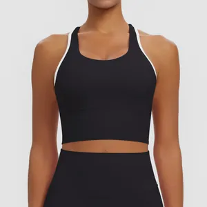 Gros plan d'un soutien-gorge de sport noir avec détails blancs et bonnets rembourrés