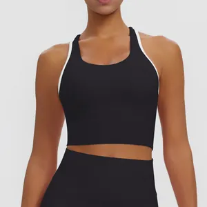 Gros plan d'un soutien-gorge de sport noir avec bordure blanche et dos nageur.