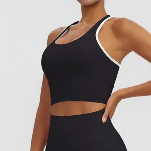 Vue détaillée d'un soutien-gorge de sport noir à séchage rapide avec des bordures blanches
