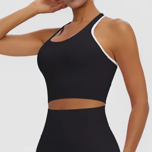 Vue détaillée d'un soutien-gorge de sport noir à séchage rapide avec liseré blanc.