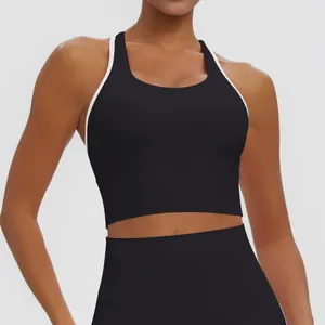 Détail d'un soutien-gorge de sport noir à dos nageur avec bordure blanche et séchage rapide