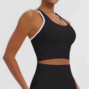 Détail de la brassière de sport noire avec bordure blanche et design dos nageur pour yoga