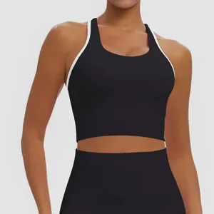 Détail d'un soutien-gorge de sport noir avec bordure blanche et dos nageur pour fitness