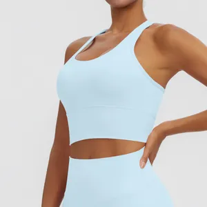 Vue détaillée d'un soutien-gorge de sport dos nageur bleu clair avec large bande de maintien