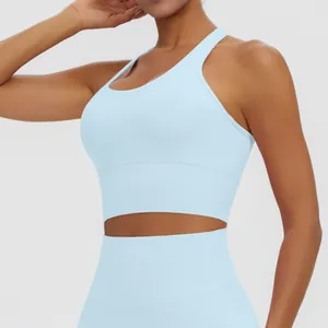 Gros plan d'un soutien-gorge de sport dos nageur bleu clair montrant la coupe athlétique