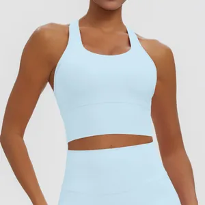 Vue détaillée d'un soutien-gorge de sport bleu clair rembourré pour le yoga et le gym