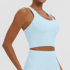 Vue détaillée de côté d'un soutien-gorge de sport bleu clair avec dos nageur pour yoga