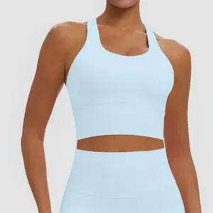 Vue détaillée d'un soutien-gorge de sport bleu clair et d'un legging de yoga assorti