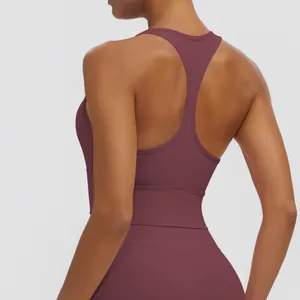 Vue arrière détaillée d'un soutien-gorge de sport dos nageur bordeaux pour le yoga